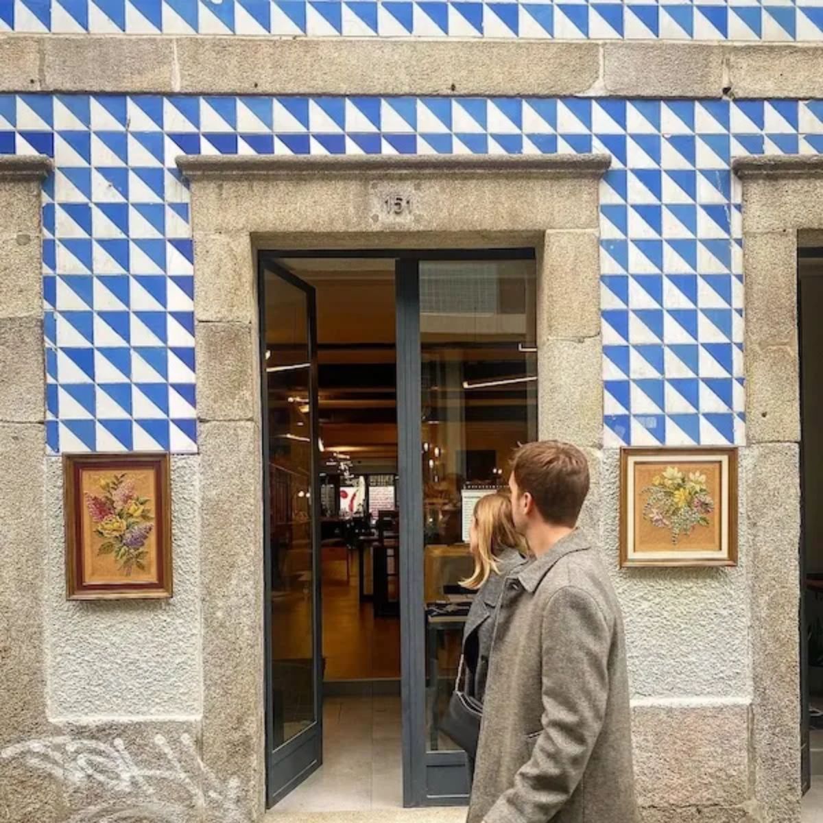 Entrada do Temporada Social Club na Rua da Torrinha Porto