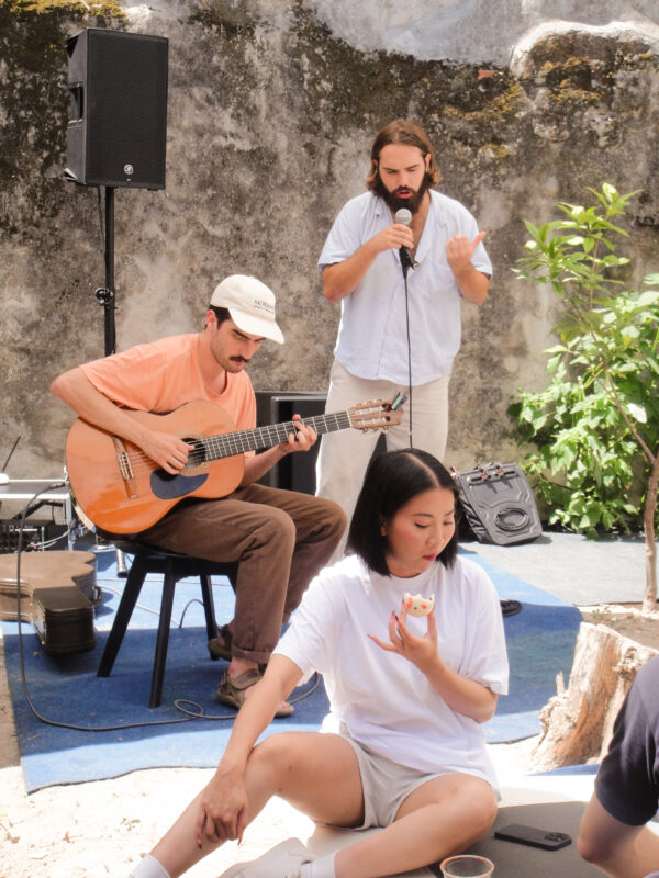 Concerto ao vivo no espaço exterior do Temporada Social Club Porto