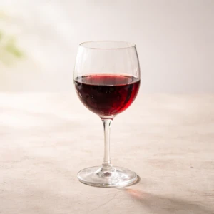 Vinho tinto e branco a copo no Temporada Social Club Porto